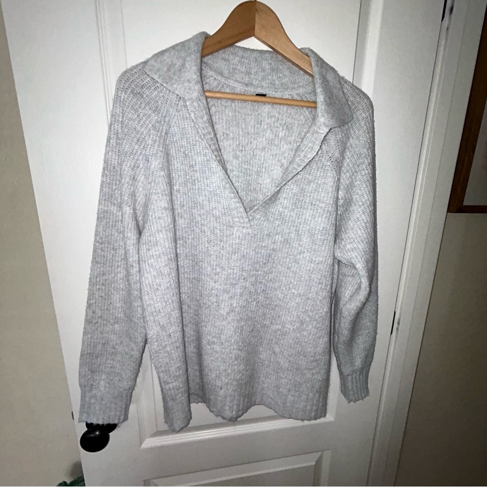 Grey Long Sleeve Knit V-Neck Sweater from Abercrombie + Fitch Women’s Small